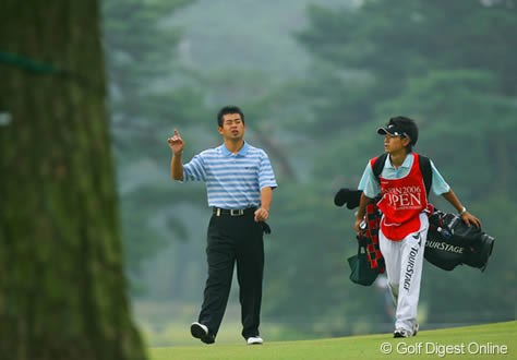 2006年 日本オープンゴルフ選手権競技 2日目 池田勇太 「参ったよ！この木にやられたよ」としかめっ面をするのは、東北福祉大3年の池田勇太