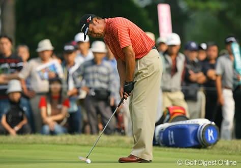 2006年 日本オープンゴルフ選手権競技 2日目 青木功 お馴染みのパッティングスタイル青木功。初日、2日目ともに6オーバーの「77」。残念ながら2日間で姿を消すことになった
