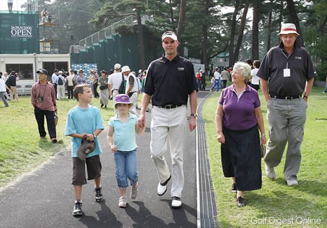 2006年 日本オープンゴルフ選手権競技 2日目 デビッド・スメイル 子供とニュージーランドから応援に来た両親に出迎えられホっと一息のスメイル。なんと、お父さんはスメイルよりも大きい！！