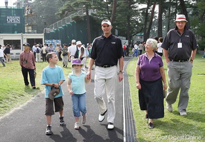 子供とニュージーランドから応援に来た両親に出迎えられホっと一息のスメイル。なんと、お父さんはスメイルよりも大きい！！ 2006年 日本オープンゴルフ選手権競技 2日目 デビッド・スメイル