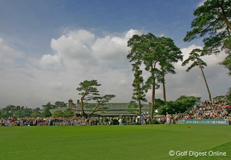 2006年 日本オープンゴルフ選手権競技 3日目 練習グリーン 大会3日目は肌寒かったが、最終組がスタートするころには陽が出始めた。練習グリーンには多くのギャラリーが集まっていた