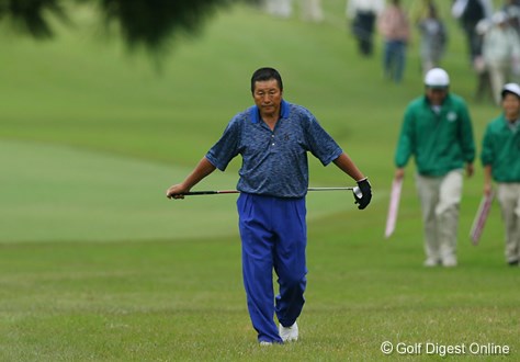 2006年 日本オープンゴルフ選手権競技 3日目 ジャンボ尾崎 朝方は冷えていたためか、坐骨神経痛が不安なのか腰にクラブを当て歩くジャンボ尾崎