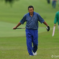朝方は冷えていたためか、坐骨神経痛が不安なのか腰にクラブを当て歩くジャンボ尾崎 2006年 日本オープンゴルフ選手権競技 3日目 ジャンボ尾崎