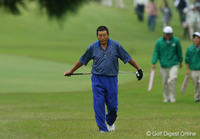朝方は冷えていたためか、坐骨神経痛が不安なのか腰にクラブを当て歩くジャンボ尾崎 2006年 日本オープンゴルフ選手権競技 3日目 ジャンボ尾崎