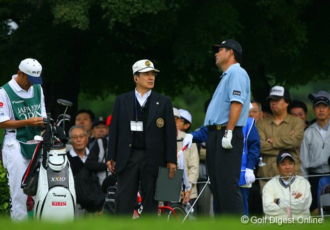 2006年 日本オープンゴルフ選手権競技 3日目 中嶋常幸 スターターを務めるミズノ社長水野氏と話すのは中嶋常幸。若手とは違い、スタート前でも緊張したそぶりはない