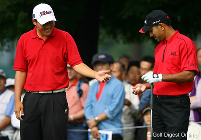 赤いシャツに黒いパンツ。あれ！ウェアの色一緒ですね！と話すのはアマチュアのW.J.リーとジーブ・ミルカ・シン 2006年 日本オープンゴルフ選手権競技 3日目 W.J.リー ジーブ・ミルカ・シン