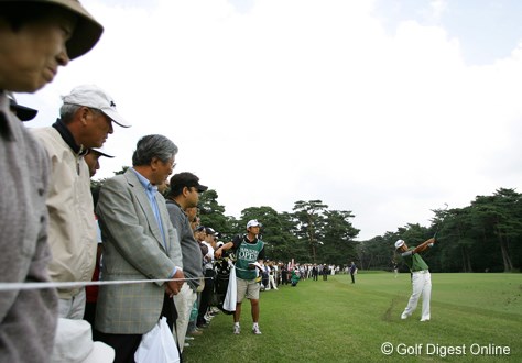 2006年 日本オープンゴルフ選手権競技 3日目 片山晋呉 前半ショットが定まらない片山晋呉。ボギー先行でスコアを落とすと、ギャラリーも固唾を呑んで見守る