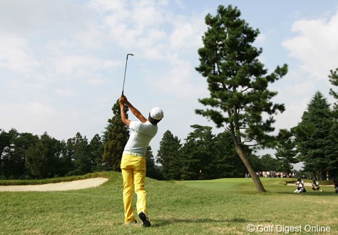 2006年 日本オープンゴルフ選手権競技 3日目 岩田寛 3連続バーディスタートで一時トップに立った岩田寛の木越えのショット、残念ながらこのホールはボギーとなった