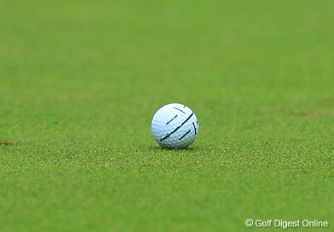 2006年 日本オープンゴルフ選手権競技 3日目 片山晋呉のボール パッティング用に何本もの線が書かれているのは片山晋呉のボール。細い線で捕らえるのではなくボール幅全体でラインを確認する