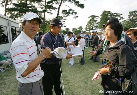 2006年 日本オープンゴルフ選手権競技 3日目 深堀圭一郎 ホールアウト後、列を作るファンの中に入っていった深堀圭一郎。多くのファンにサインを行っていた