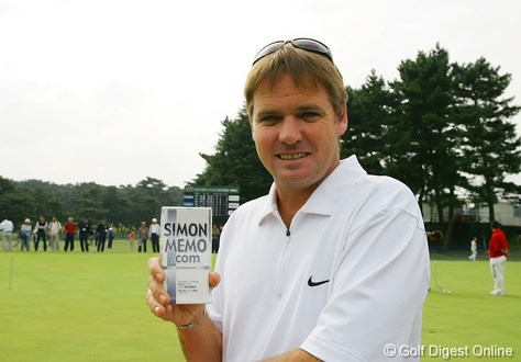 2006年 日本オープンゴルフ選手権競技 3日目  トーナメントで選手やキャディさんが距離を確認するために使用するサイモンメモ。それを作っているのがこのサイモン氏だ