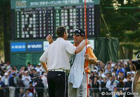2006年 日本オープンゴルフ選手権競技 最終日 ポール・シーハン 最終ホール、ボギーとしたものの2位以下に3打差をつけ勝利を掴んだポール・シーハン。キャディと喜びを分かち合う