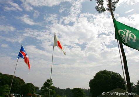 2006年 日本オープンゴルフ選手権競技 最終日 霞ヶ関CC 気温22度、秋晴れとなった最終日の霞ヶ関カンツリー倶楽部。クラブハウス前には各協会の旗が舞っていた