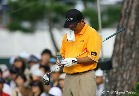 2006年 日本オープンゴルフ選手権競技 最終日 中嶋常幸 「さーて、今日はどこ狙っちゃおうかな～」マイペースにスコアカードとコースガイドに見入る中嶋常幸