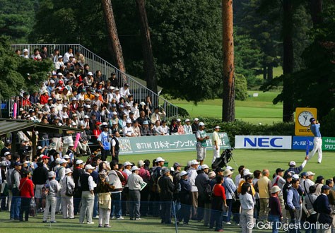 2006年 日本オープンゴルフ選手権競技 最終日  10時30分、最終組がスタートする1時間30分前にも関わらず、1番ホール周辺には多くのギャラリーが群がっている