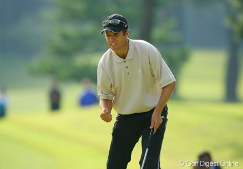 2006年 日本オープンゴルフ選手権競技 最終日 ポール・シーハン ティショットをフェアウェイ左の木に当てたポール・シーハン。3メートルのパーパットを決め、渾身のガッツポーズ