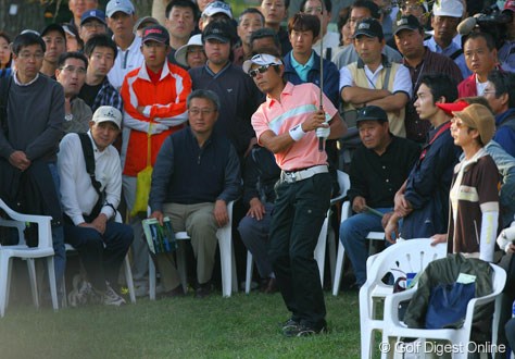 2006年 日本オープンゴルフ選手権競技 最終日 矢野東 グリーンをオーバーしギャラリーに取り囲まれた矢野東。注目されればされるほど力を発揮するのだろうか！？