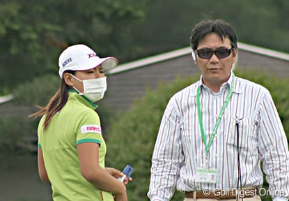 廣済堂レディスゴルフカップ事前 この日の16時過ぎにレジストの為、会場を訪れた横峯と父・良郎氏