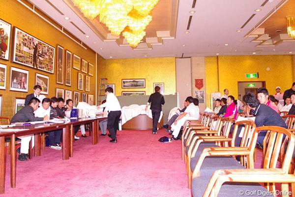2013年 東建ホームメイトカップ 事前情報 池田勇太（左端） 池田勇太（左端）は選手ミーティングで、会長として多くの選手に意見を求め、自ら報告事項など進行を行った。