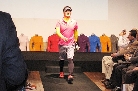 2009年 イオンスポーツ発表会 「ゼロフィット」 プロゴルフコーチの中井学がファッションモデルとして出演