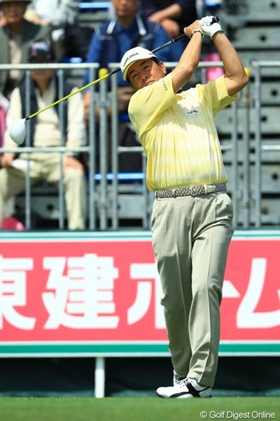 2013年 東建ホームメイトカップ 初日 室田淳 シニアパワー炸裂です。レギュラーツアーの選手にかなり飛距離は劣りますが、そこは熟練の技術でカバー。アマチュアのお手本となりそうなゴルフです。