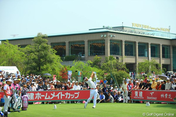 2013年 東建ホームメイトカップ 初日 松山英樹 10番スタートの松山くん。プロ第1打目は大きく左へ。でもナイスパーセービングでした。