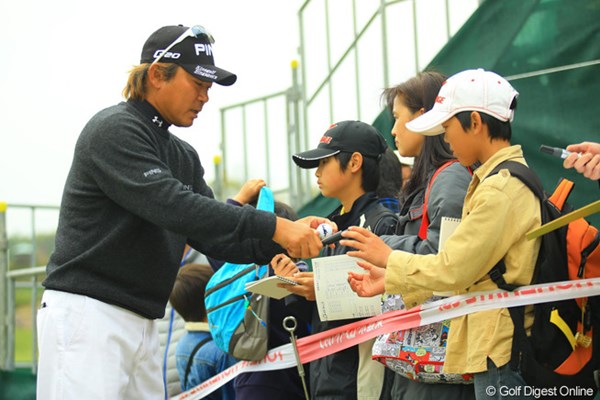 ホールアウト後、ギャラリーに囲まれサインする塚田さん。「明日は優勝に向かってチャレンジする。」と力強いコメントでした。