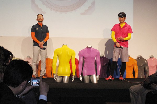 代表取締役 東 孝次氏（写真左）と、プロゴルフコーチ中井学（写真右）が、実際にゼロフィットを着用し機能性を解説した