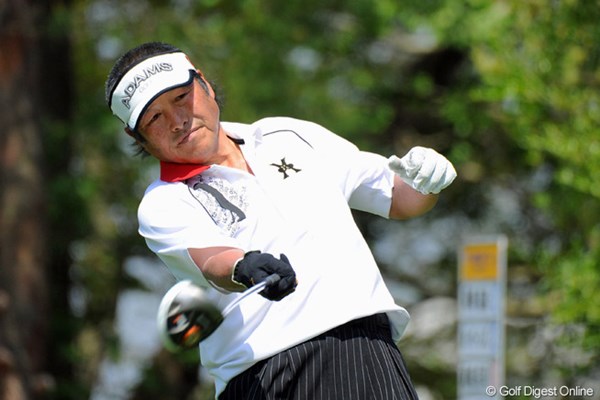 2013年 つるやオープンゴルフトーナメント 初日 尾崎将司 ショット前に繰り返す右手素振り。一つ一つの動作が、目的を持って行われている。