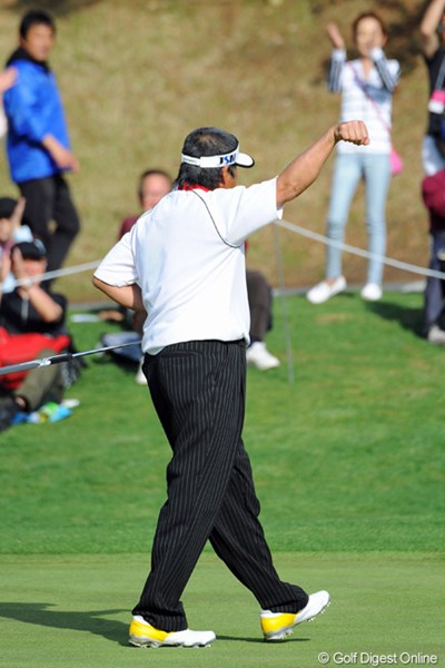 2013年 つるやオープンゴルフトーナメント 初日 尾崎将司 17番でイーグルを奪い“コブラポーズ”を見せた尾崎将司。