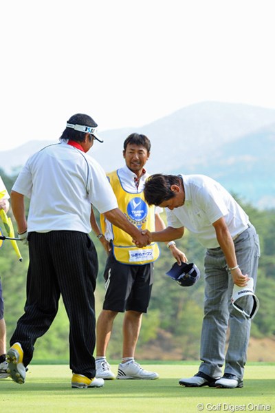 2013年 つるやオープンゴルフトーナメント 初日 尾崎将司 尾崎直道 同組のジョーは4オーバーで兄貴と13打差（！）の大惨敗。飛距離、パターともに完敗で「参りました」と最敬礼でありました。