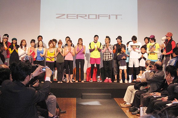 2009年 イオンスポーツ発表会 「ゼロフィット」 ヨガ、バイク、フットボール、フリークライミングといったあらゆるスポーツのトップアスリートたちが集結した今回のファッションショー