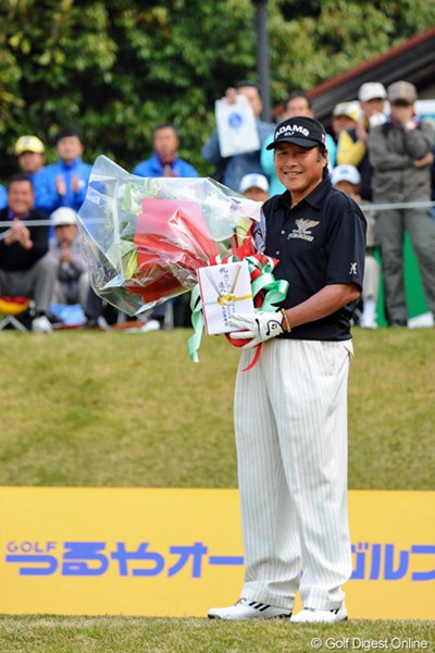 2013年 つるやオープンゴルフトーナメント 2日目 尾崎将司 ジャンボのスタート前に、昨日のエージシュートを記念して、10番ティで花束の贈呈がありました。ご満悦の笑顔です～ゥ。