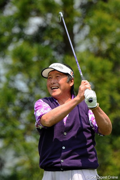 2013年 つるやオープンゴルフトーナメント 3日目 尾崎将司 全身を使ったティショット。見るものを引き込む迫力はまだ健在だ。