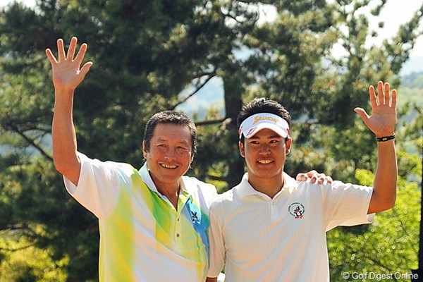 2013年 つるやオープンゴルフトーナメント 最終日 尾崎将司 18番グリーンで松山英樹を祝福した尾崎将司。これも何かの因縁か。