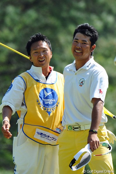 2013年 つるやオープンゴルフトーナメント 最終日 松山英樹 最終ホールのバーディでプロ最速優勝を決め、東北福祉大の先輩でキャディを務めた進藤大典君と抱き合って喜んではりました。