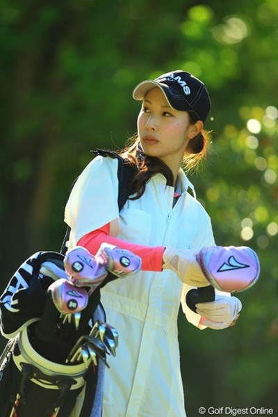 この可愛いキャディさんは誰？誰？答え・・・女子プロゴルファーの米澤有さんです。原田大介プロのキャディをしてましたよ。