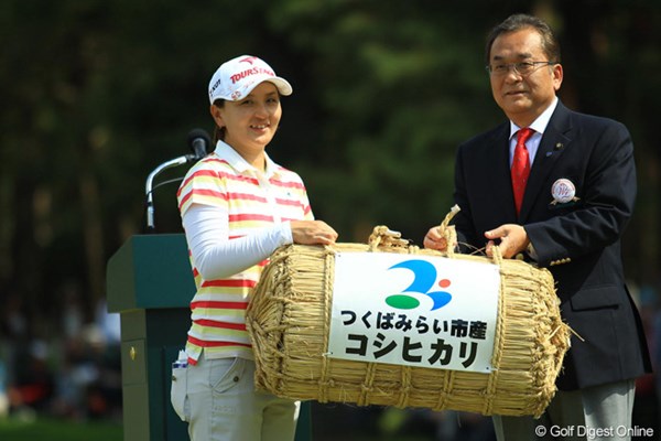 2013年 ワールドレディスチャンピオンシップサロンパスカップ 最終日  茂木宏美 主婦の茂木ちゃんには、嬉しい副賞ですね。
