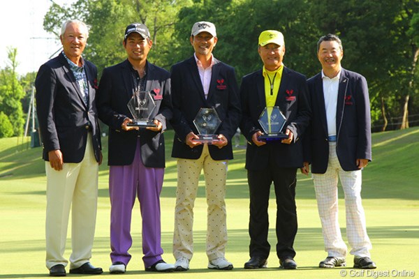連覇を果たした池田勇太と、アマチュア著名人の部で2年連続優勝を果たした中井貴一。また、一般アマチュア部門を制した菱沼氏が表彰された