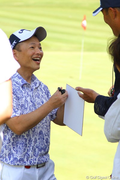 2013年 ザ・レジェンド・チャリティプロアマトーナメント 最終日 恵俊彰氏 著名人はプレー中にもかかわらず多くのファンからサイン攻めにあっていた