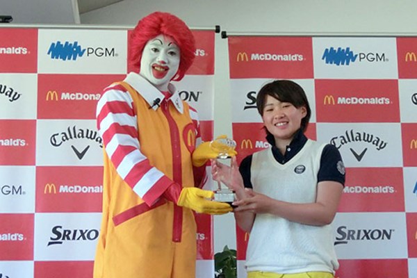 表彰式でドナルドからトロフィーを授与されて笑顔の永井花奈