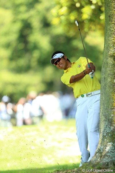2013年 日本プロゴルフ選手権大会 日清カップヌードル杯 2日目 松山英樹 15番で木の陰から第2打を放つ松山英樹。このショットの直前に、ボールが動いていた。
