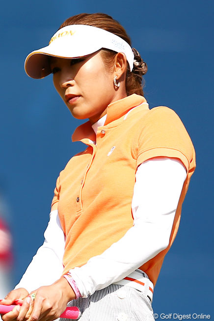 金田久美子がグリップ強化で首位と1打差
