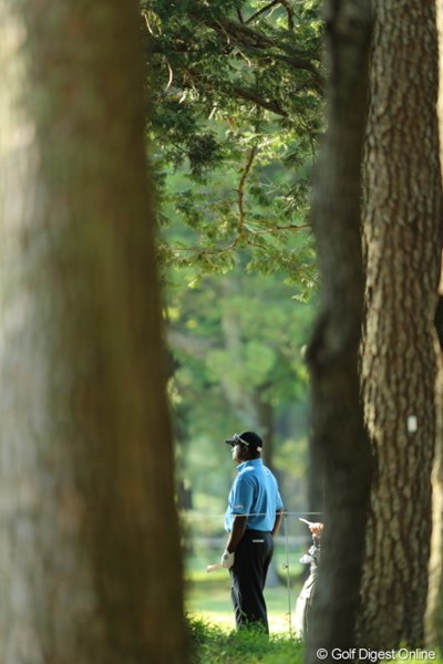2013年 日本プロゴルフ選手権大会 日清カップヌードル杯 2日目 ディネッシュ・チャンド 隙間からでもチャント見えるチャンド。