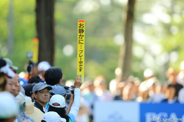 2013年 日本プロゴルフ選手権大会 日清カップヌードル杯 3日目 ボランティア 今だに携帯をマナーモードにしないギャラリーが沢山いる。だいたい年配のおじさんだね。