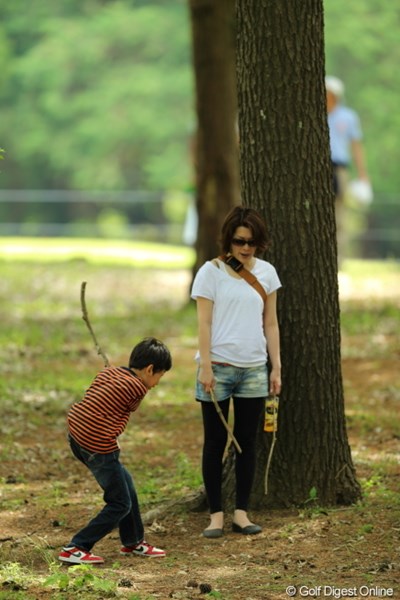 2013年 日本プロゴルフ選手権大会 日清カップヌードル杯 最終日 ギャラリー お母さん、空振りも1打だよね？