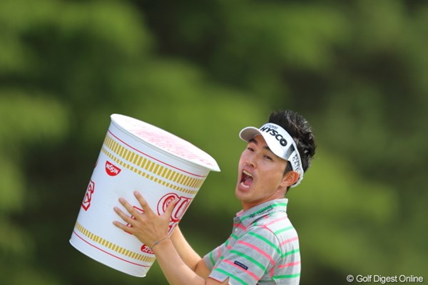 2013年 日本プロゴルフ選手権大会 日清カップヌードル杯 最終日 キム・ヒョンソン 「食べて！」と叫んだ僕の声でこのリアクション。