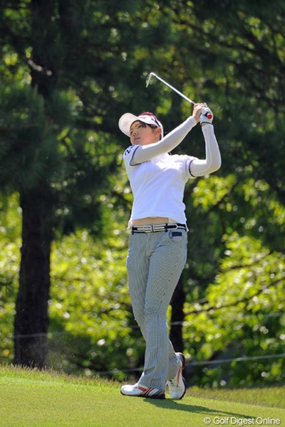 2013年 中京テレビ・ブリヂストンレディスオープン 初日 辻梨恵 フォトジェニック・ゴルファーとして知られるニューフェイスの女の子です。実力の方でも注目されるように頑張ってね！14位T
