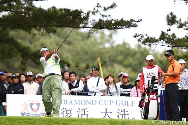 2013年 ダイヤモンドカップゴルフ 初日 尾崎将司、松山英樹 同組の松山君が見守る中、力強いティショットをするジャンボさん