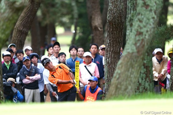 2013年 ダイヤモンドカップゴルフ 初日 松山英樹 ギャラリーの期待を背負ってアプローチ